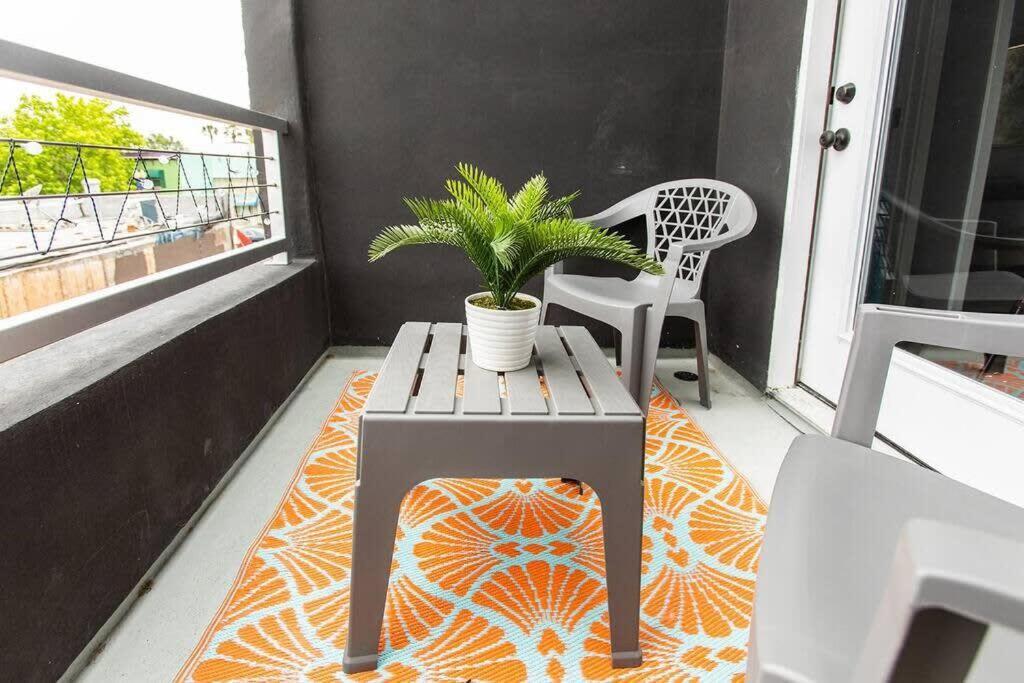 Restaurants-Pets-Professionals-Fastwifi-A C-Patios Apartment San Diego Exterior photo