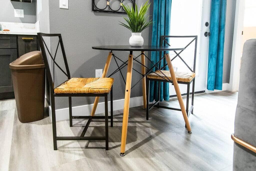Restaurants-Pets-Professionals-Fastwifi-A C-Patios Apartment San Diego Exterior photo