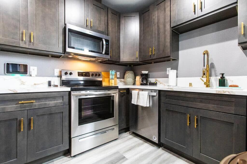 Restaurants-Pets-Professionals-Fastwifi-A C-Patios Apartment San Diego Exterior photo