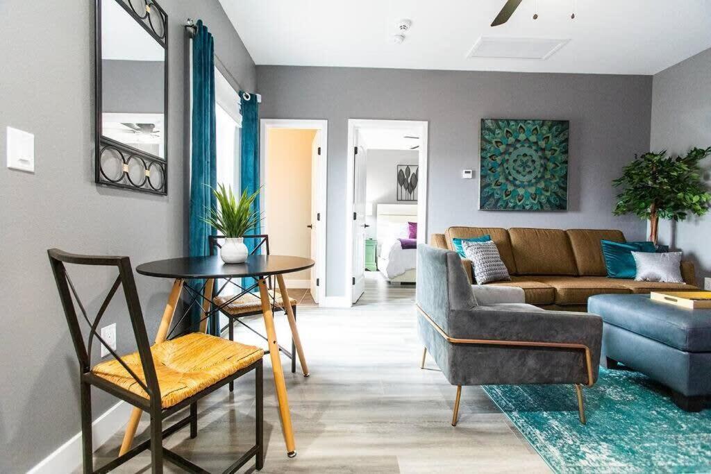 Restaurants-Pets-Professionals-Fastwifi-A C-Patios Apartment San Diego Exterior photo