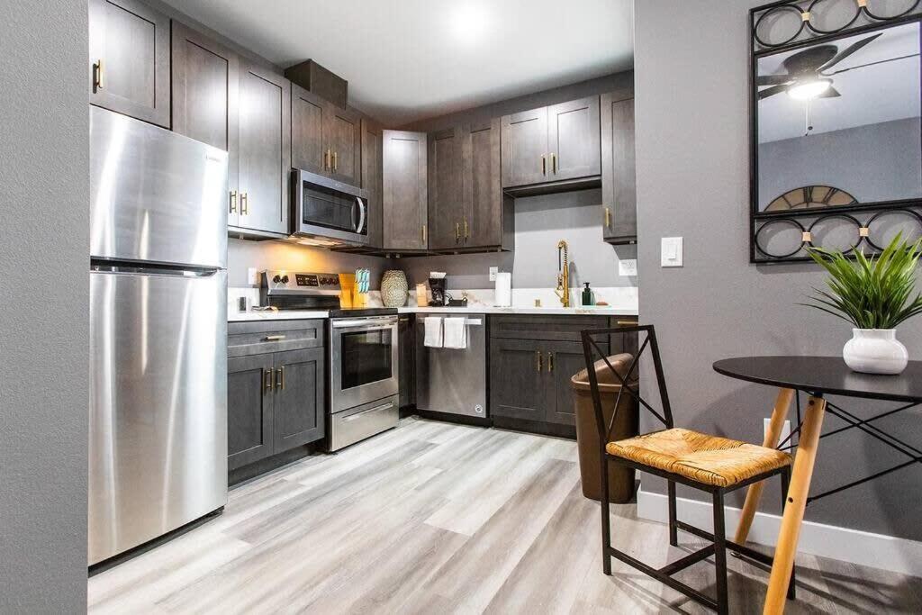 Restaurants-Pets-Professionals-Fastwifi-A C-Patios Apartment San Diego Exterior photo